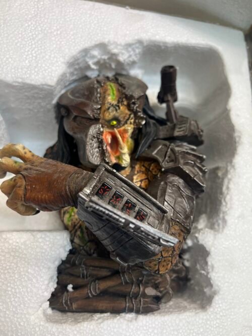 Predator Defeated Polystone Bust Palisades NIB - Image 2
